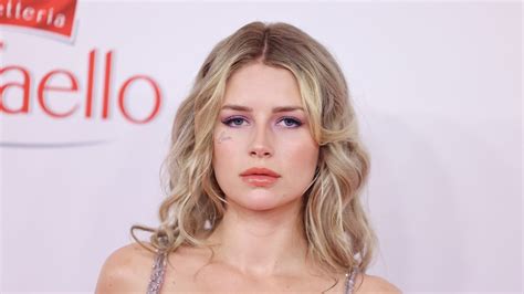 lottie moss gesichtstattoo|So schmerzhaft ist Entfernen von Face